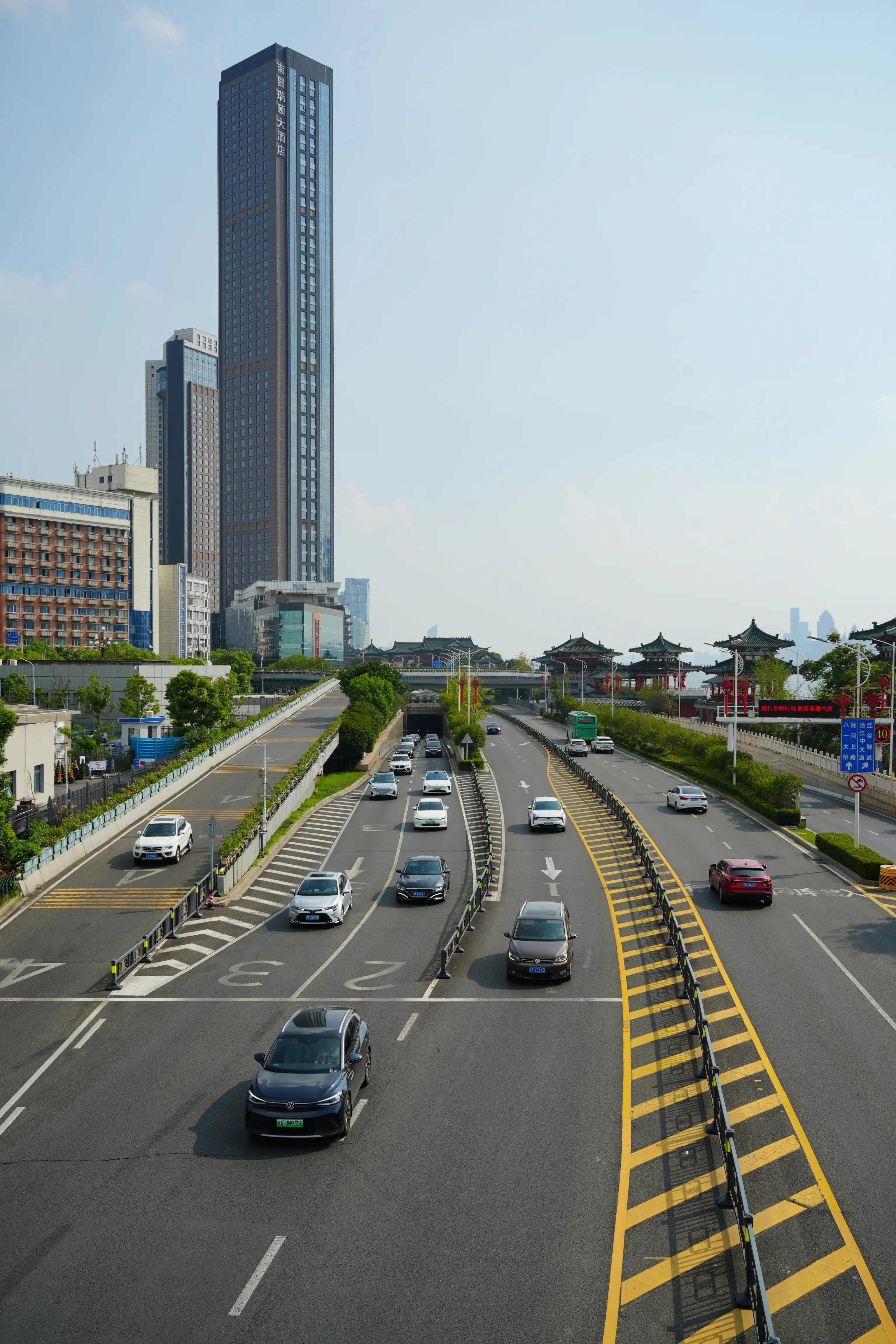 HDK07221_vertical-dk-compressed.webp