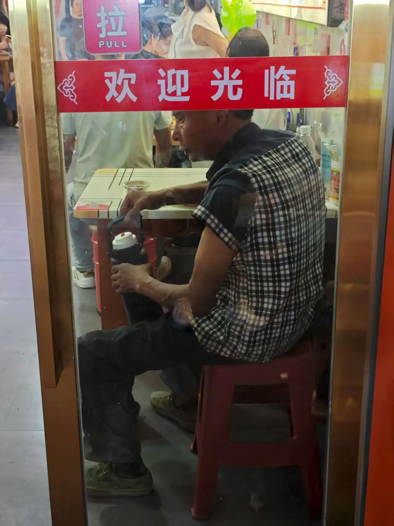 晚上吃饭时看到一个工人大叔在一个牛骨汤店点了一份炒饭.webp