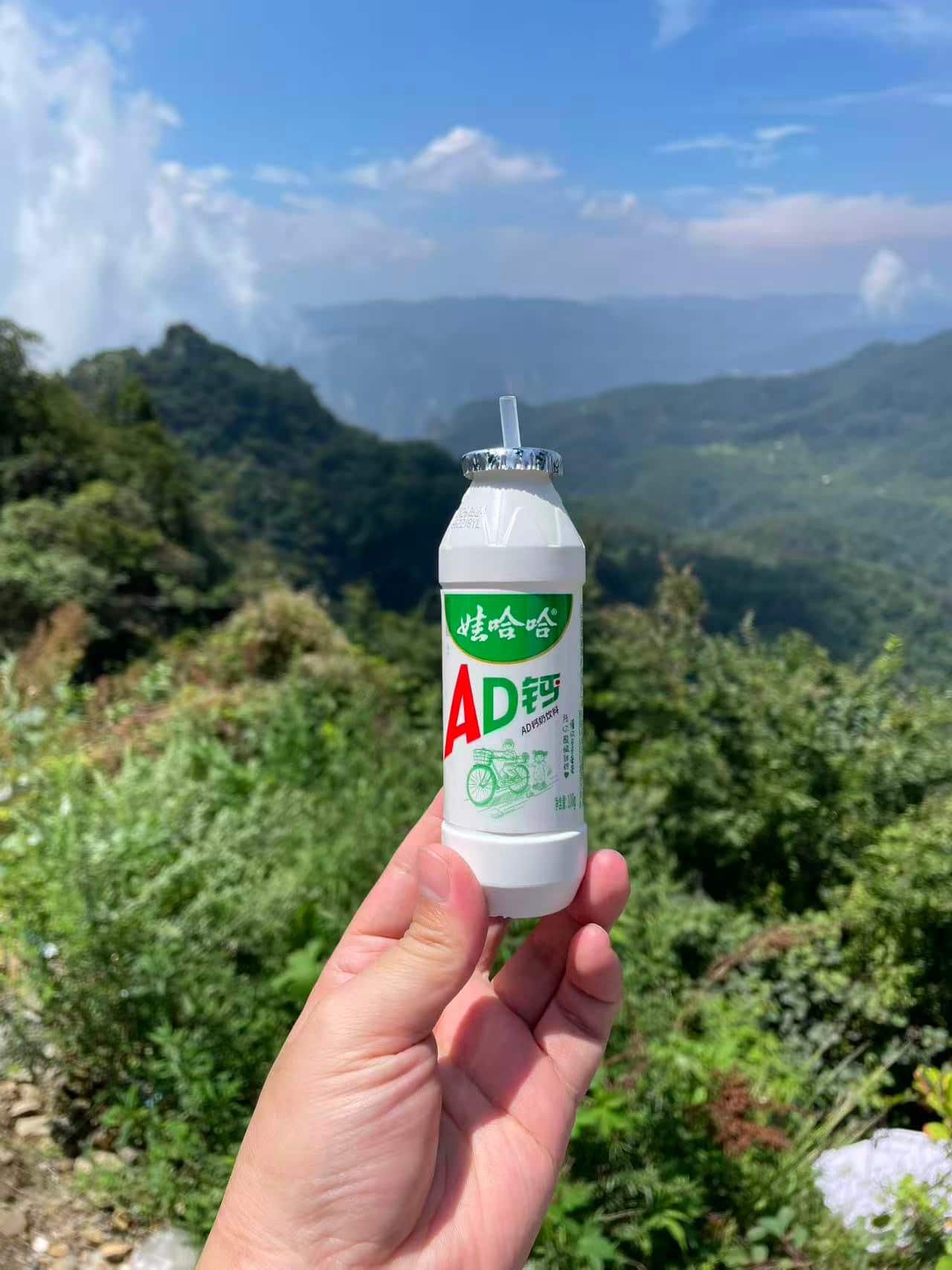 山上一斗水景区一斗水村的AD钙奶格外好喝.jpg